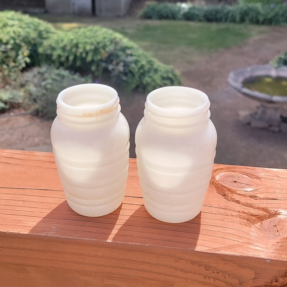 Vintage Ivory Fire King Range shakers & Grease jar w/tulip lid - Picture 5 of 8